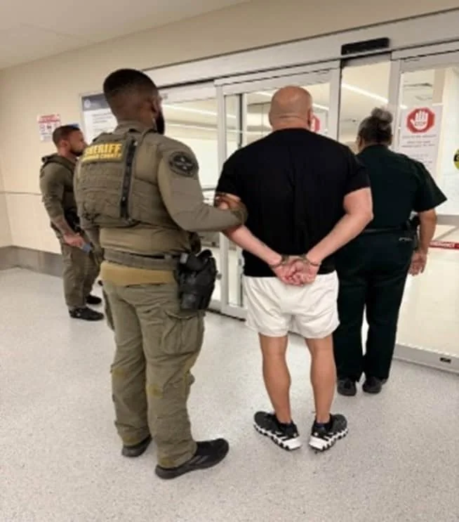 Arrestan en Florida a estadounidense que viajó desde RD con 236 pastillas de viagra
