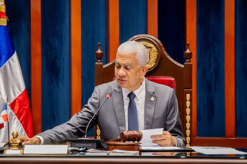 Ricardo de los Santos defiende plan fiscal y oposición mantiene diferencias