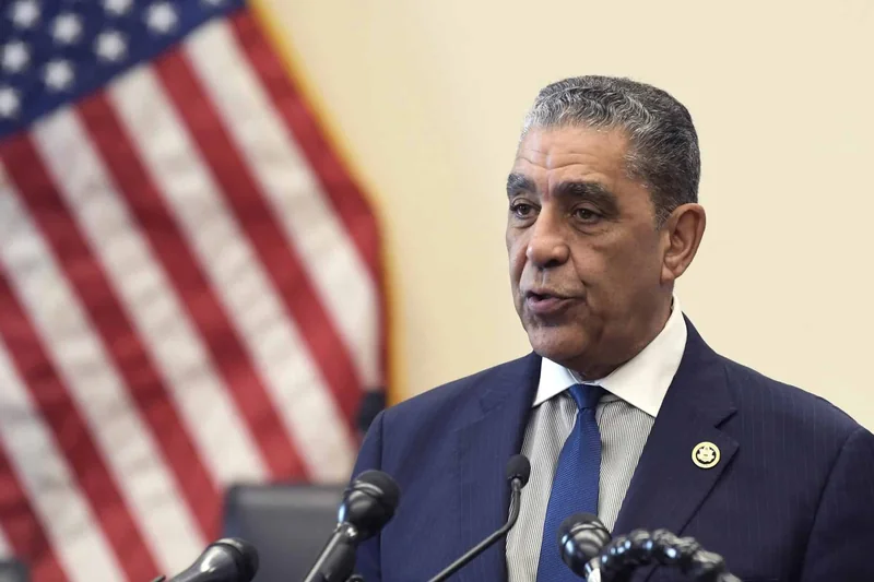 VIDEO | Adriano Espaillat vota en Washington Heights y llama a participar en las primarias demócrata