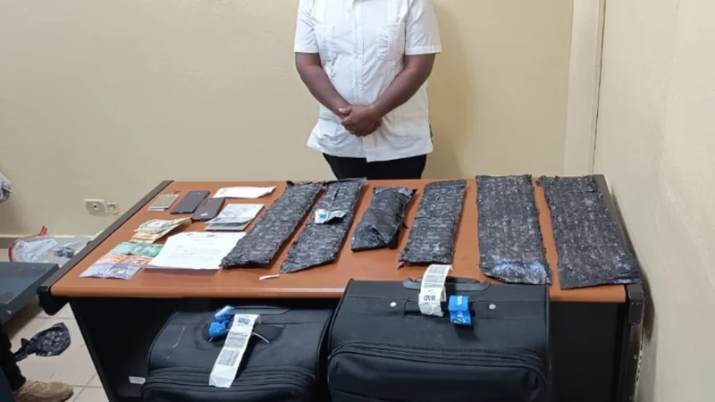 Capturan a hombre con 5.6 kg de cocaína en el aeropuerto del Cibao