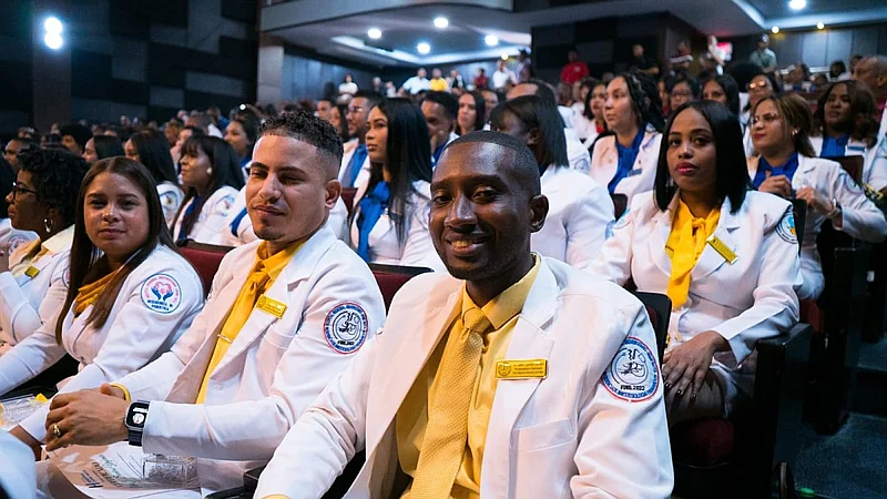 Hospital Jaime Mota gradúa nueva promoción de médicos especialistas en Barahona