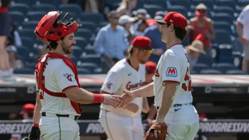 Fry y Hedges conectan jonrones, Guardianes vencen a los Rangers