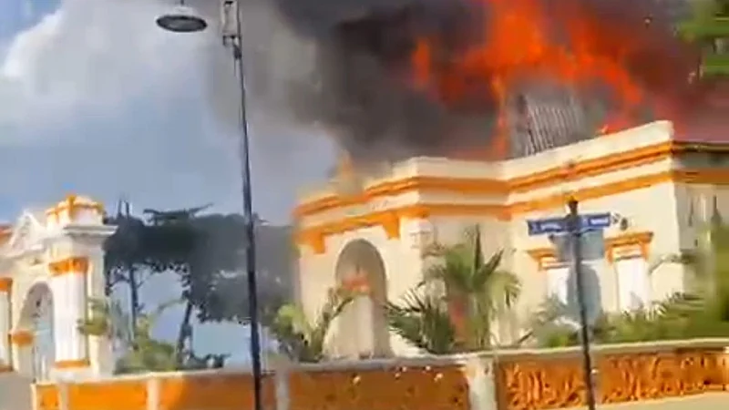 Se incendia emblemática Logia Restauración número 11 en el centro histórico de Puerto Plata