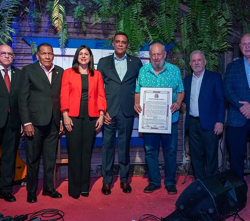 Antonio Taveras entrega reconocimiento del Senado a Freddy Ginebra por su extraordinario aporte a la