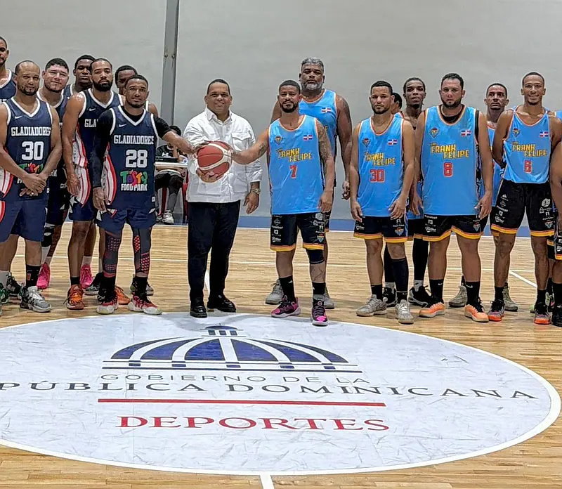 Empresario Antonio Almonte realiza el saque de honor en gran final del Torneo Club Gregorio Luperón