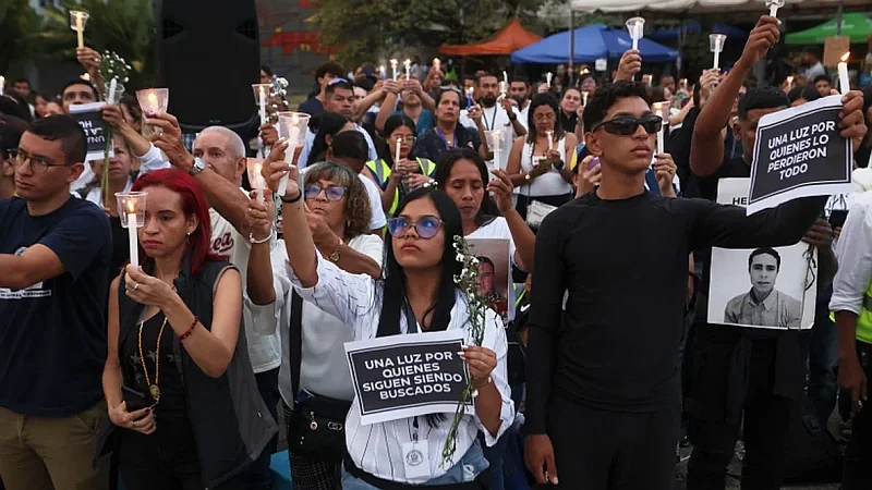 Venezolanos buscan solos a sus parientes bajo escombros