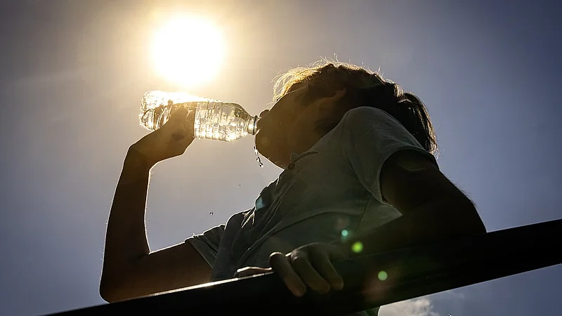 El polvo del Sahara mantiene temperaturas calurosas y se esperan lluvias este martes
