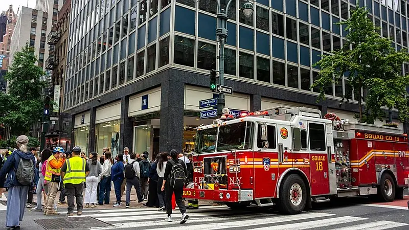 Alarma en Nueva York: columnas dobladas de un rascacielos en Manhattan obligan a evacuar alrededores