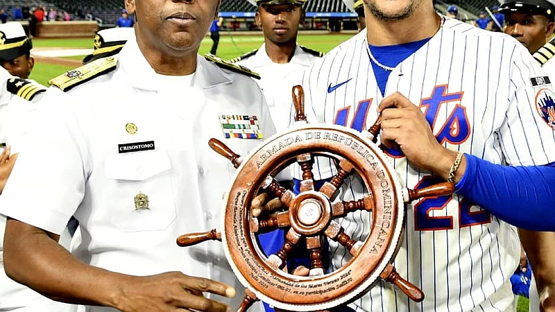 Juan Soto comparte con el comandante general de la Armada en el Citi Field de Nueva York
