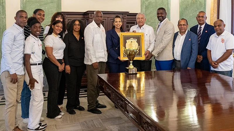 Ministro Andrés Bautista recibe reconocimiento de Abasado