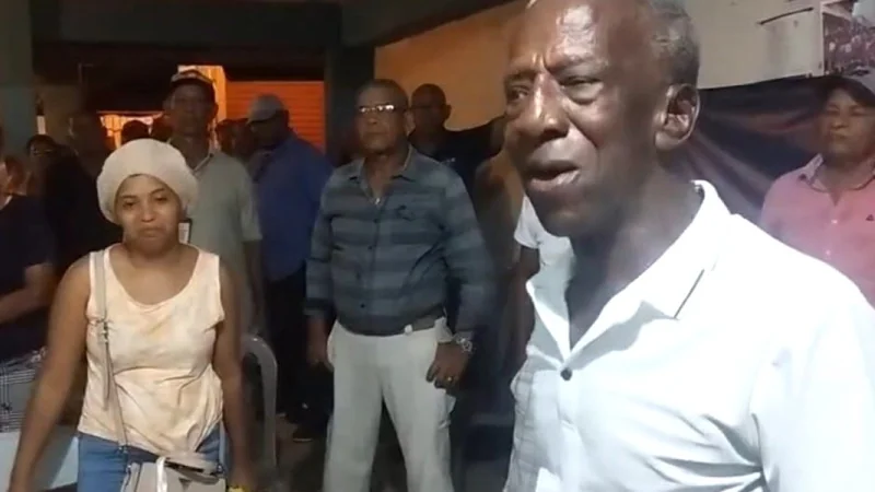 Comunitarios de Los Alcarrizos advierten protestas si no instalan luminarias en Juana Saltitopa