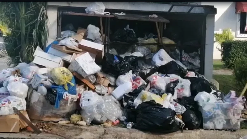 (VIDEO) Moradores del residencial Carmen Renata III en SDO denuncian cúmulo de basura