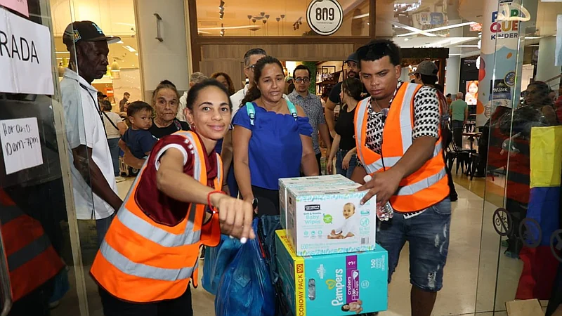 ¡Solidaridad dominicana en imágenes! Recolectan alimentos y utensilios para enviar a Venezuela