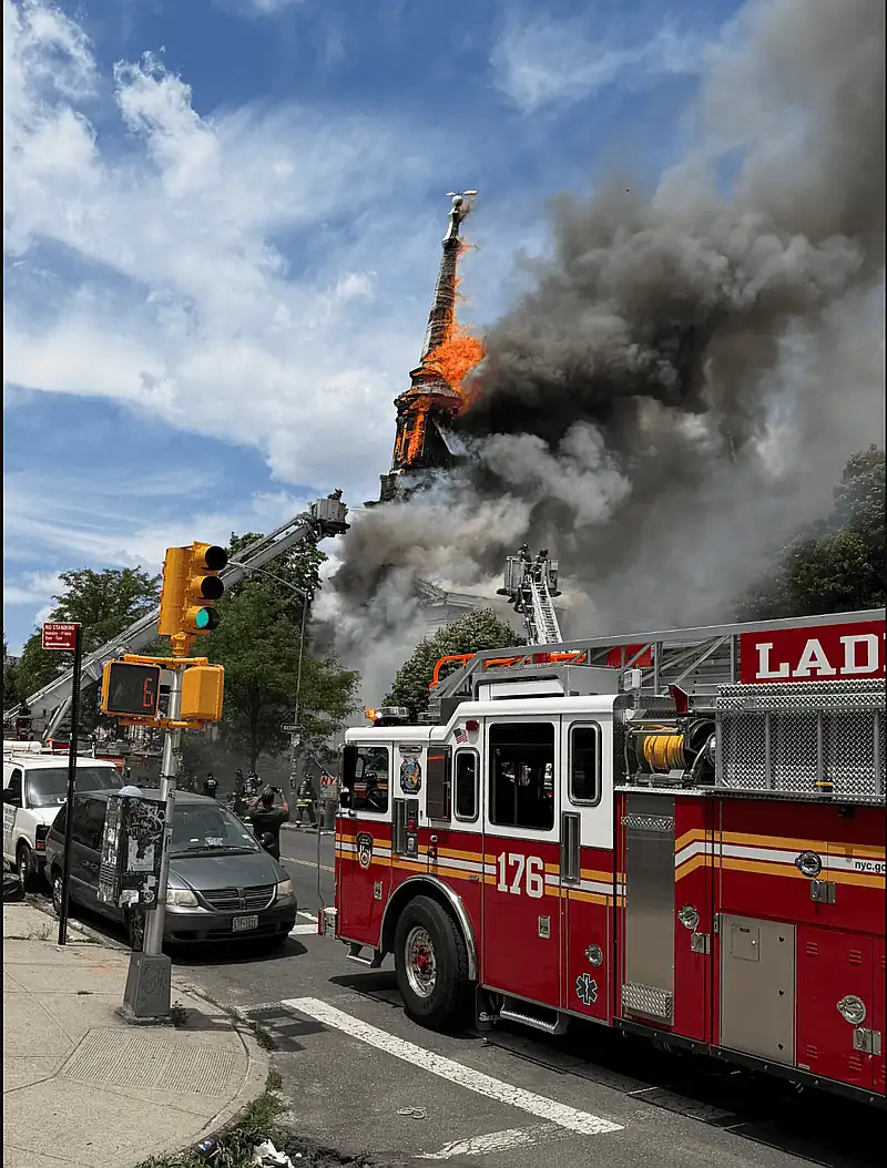 Incendio que consumió iglesia histórica de Brooklyn apunta a ser provocado
