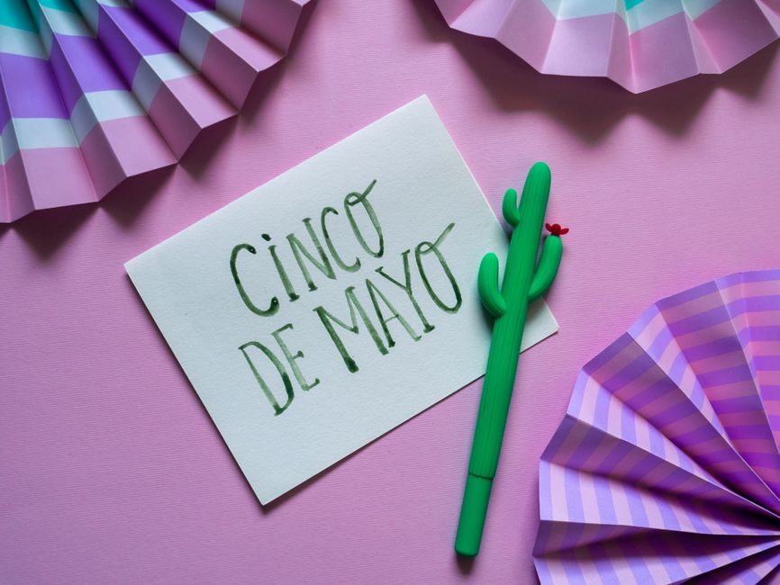 Pinceles, papel y trazos en el campamento 