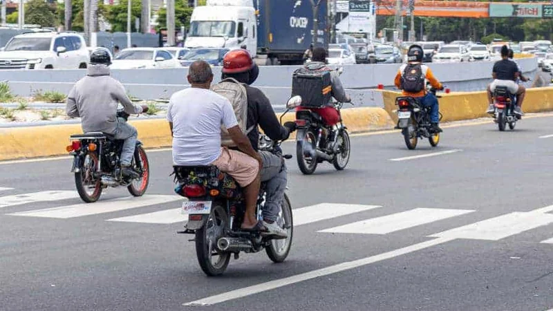 VIDEO | Piden intervención de las autoridades ante jóvenes que calibran motocicletas en La Romana