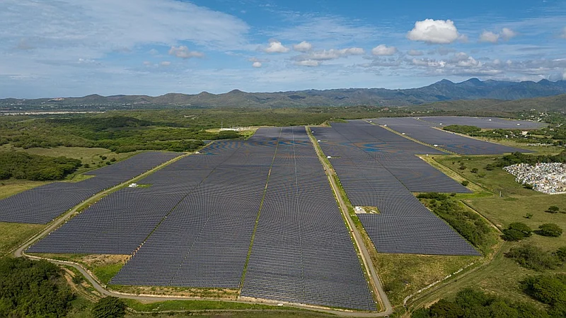 Economista explica cómo desperdicio de energía renovable podría provocar más apagones
