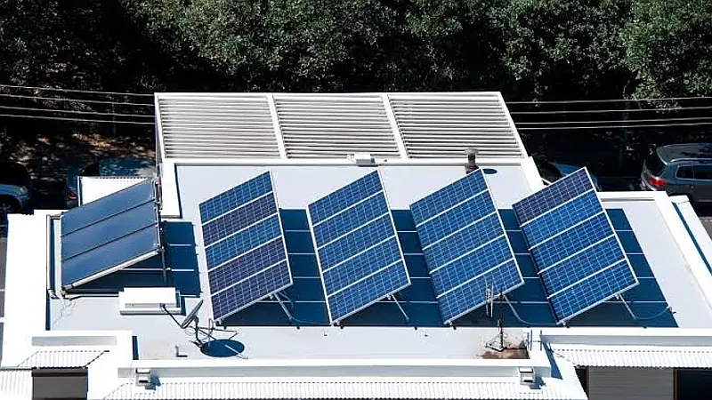Denuncian cobro irregular del 25 % a usuarios de paneles solares