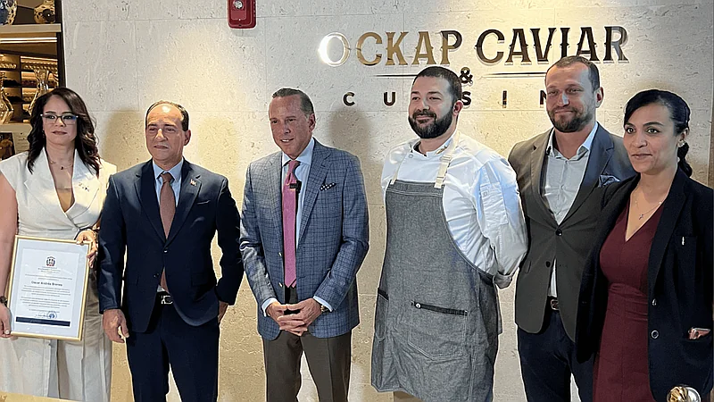 El Consulado Dominicano reconoce a Oscar Andrés Brenes por su nuevo restaurante en Miami
