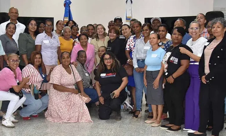 Ministerio de la Mujer entrena líderes del Sur para frenar violencia de género en comunidades