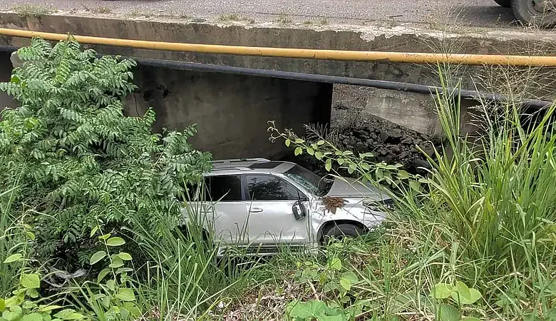 Gobernadora de Dajabón ilesa tras accidente en puente de Bánica
