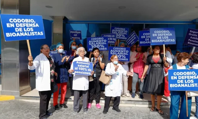Bioanalistas protestan en Santiago por nombramientos y reclasificación laboral