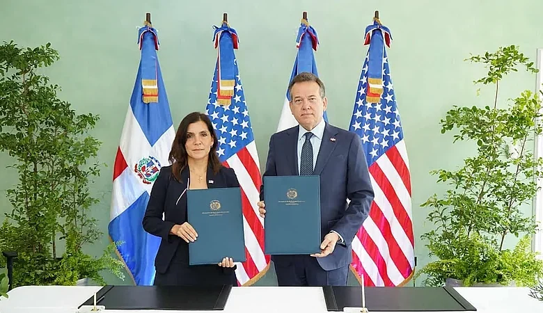 Canciller Bisonó y embajadora Campos firman acuerdo de minerales críticos y tierras raras