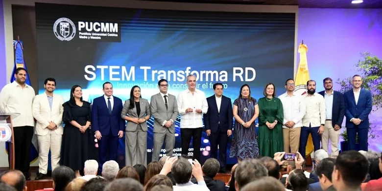 PUCMM presenta primer microchip universitario dominicano con respaldo de Abinader