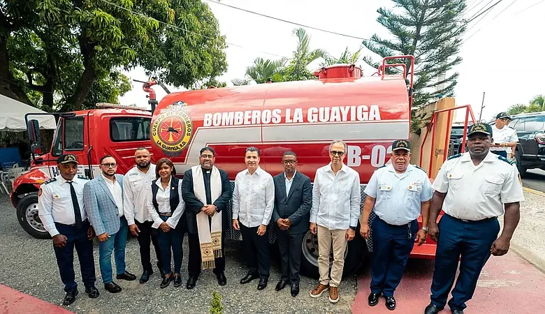 Banco Popular entrega dos camiones de bomberos a La Guáyiga para emergencias