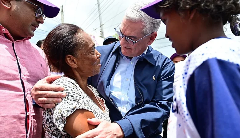 Gonzalo Castillo promete luz 24 horas y tarifas más bajas ante quejas por apagones en Santo Domingo Norte