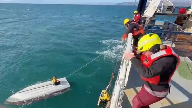 Rescate en Alaska: adolescente sobrevive dos días aferrado a embarcación volcada