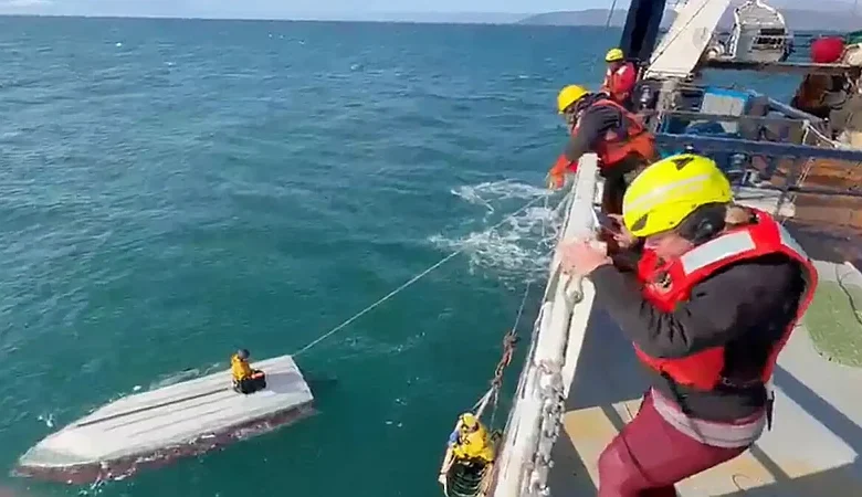 Rescate en Alaska: adolescente sobrevive dos días aferrado a embarcación volcada
