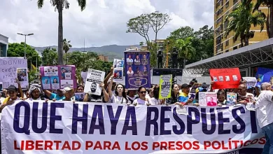 Familiares de presos políticos venezolanos protestan en Miraflores y exigen a Delcy Rodríguez cumplir liberaciones