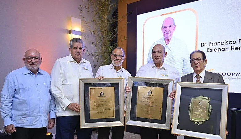 COOPMEDICA reconoce a tres médicos y estrena asistente virtual MIA