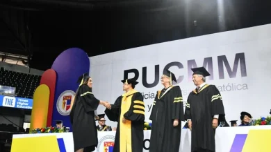 Pucmm gradúa 953 profesionales y pide políticas educativas estables