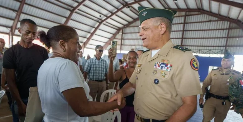 Defensa lleva operativo social a militares retirados en Sábana Pérdida