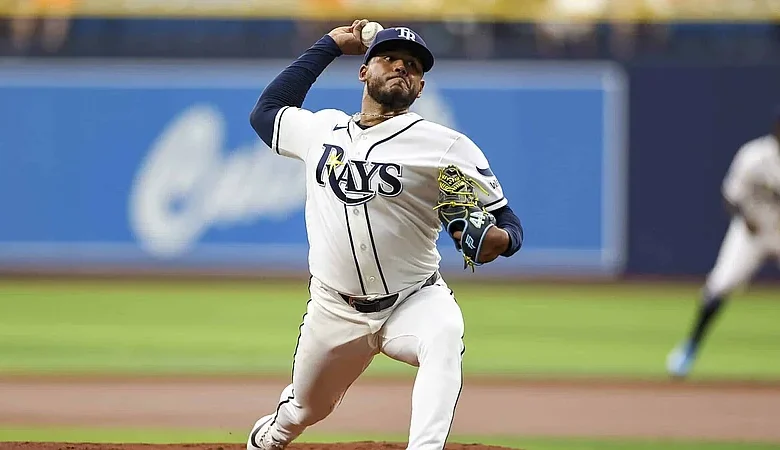 Freddy Peralta extiende racha dominante: cinco entradas sin hits en paliza de Rays