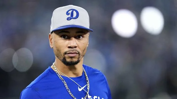 Mookie Betts recibe el Premio Roberto Clemente 2025 en el Dodger Stadium