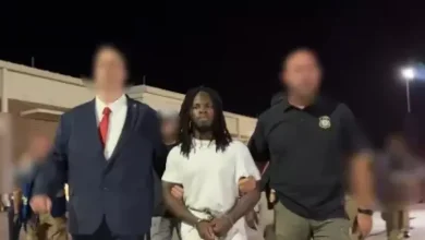 ICE deporta a haitiano con 17 condenas que se hizo viral gritando "Biden para siempre"