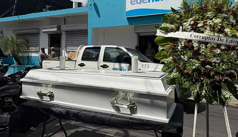 Protesta simbólica en Moca: ciudadanos exigen a Edenorte frenar apagones y altas facturas