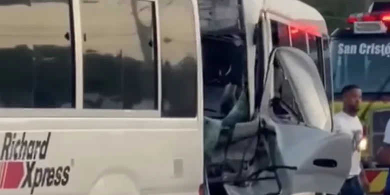 Dos autobuses de la misma empresa colisionan y provocan taponamiento en la autopista 6 de Noviembre