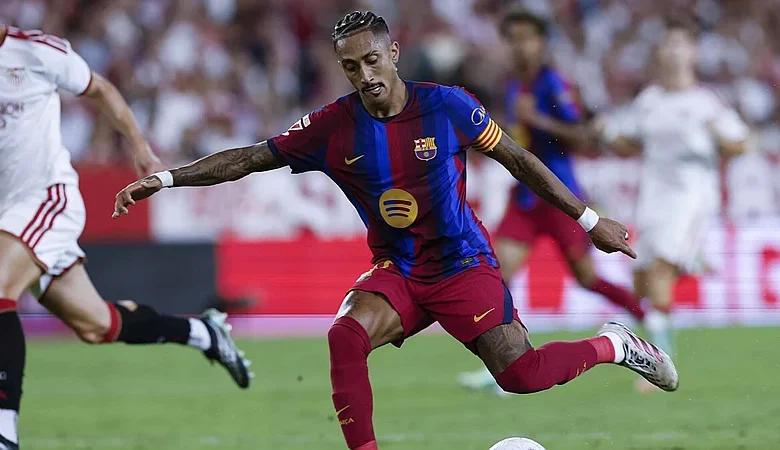 Raphinha firma triplete y Barcelona remonta en Sevilla para seguir líder