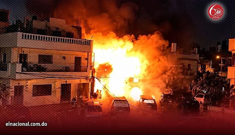 Incendio en la Ciudad Colonial: familia sale ilesa y tres vehículos dañados
