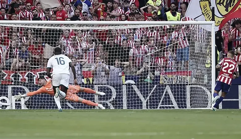 Atlético de Madrid gana el derbi al Real Madrid 2-1 con un hombre menos