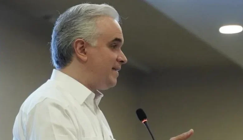 Ministro De Camps convoca revisión curricular tras bajos resultados de PISA 2025
