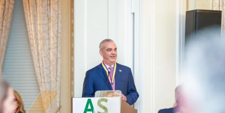 Presidente Abinader recibe Insignia de Oro en Nueva York por liderazgo económico y democrático