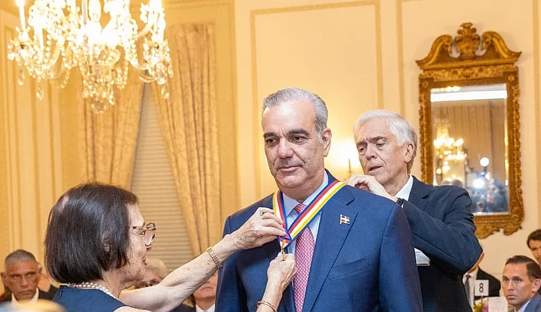 Abinader recibe Insignia de Oro de Americas Society en Nueva York
