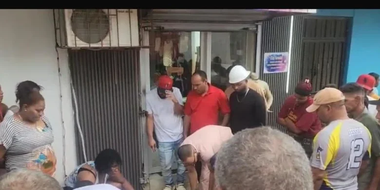 Adolescente herida tras caer de cuarto piso en Santiago permanece estable; padres piden traslado docente