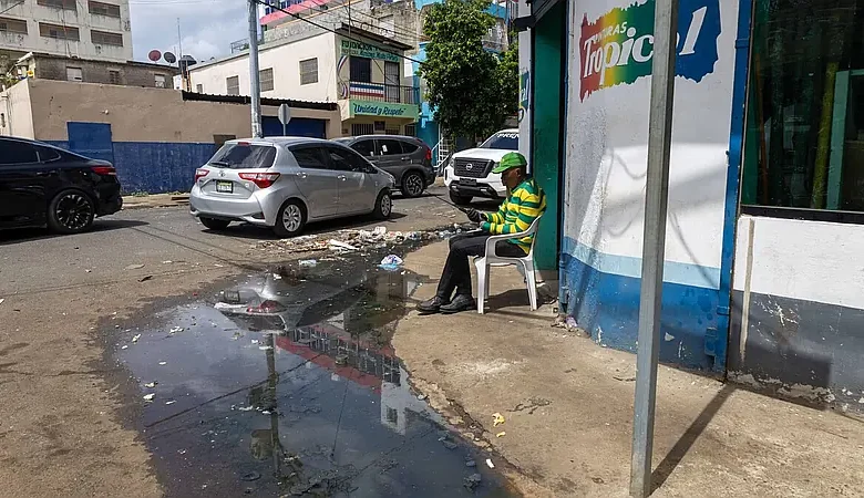Vecinos y comerciantes de Villa Consuelo exigen solución a agua estancada en calle Francisco Núñez Fabián