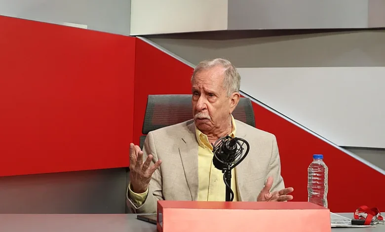 Experto pide sincerar precios de combustibles: "Es un engaño"